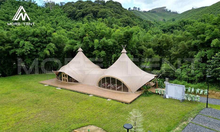 Where can a luxury glamping tent be pitched (1)